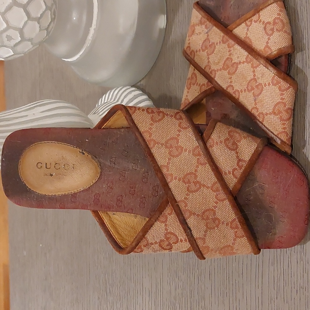 Women size 6 Gucci flip flops